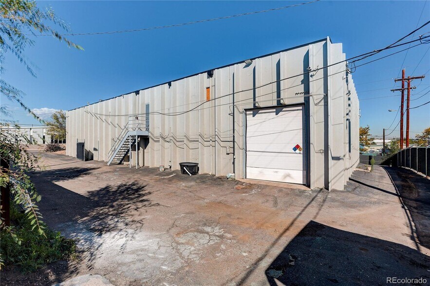 More Photos Of 2700 S Shoshone St, Englewood Light Distribution For Sale
