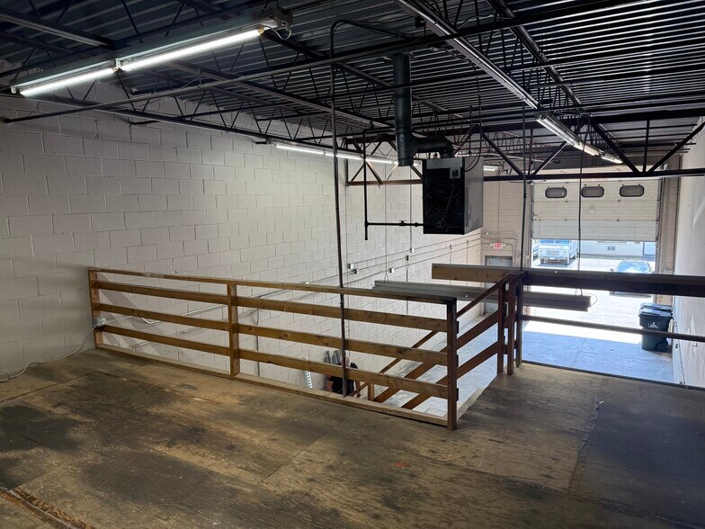 More Photos Of 728 E Industrial Park Dr, Manchester Warehouse For Lease