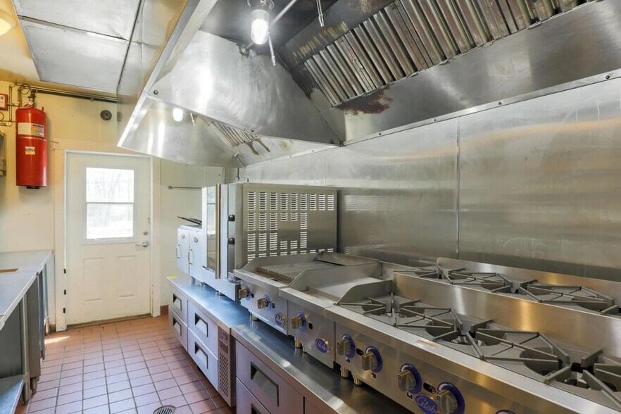 More Photos Of 2477 Bristol Rd, New Harbor Restaurant For Sale