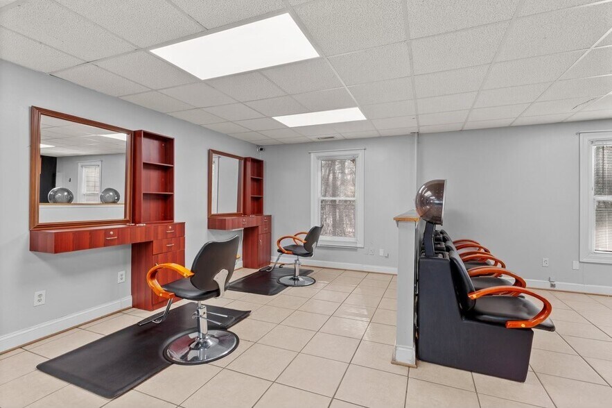 More Photos Of 1211-1221 Mall Dr, Richmond Office For Lease