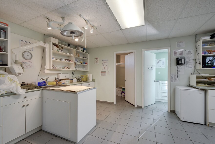 More Photos Of 3711-3763 Delbrook Ave, North Vancouver General Retail For Lease