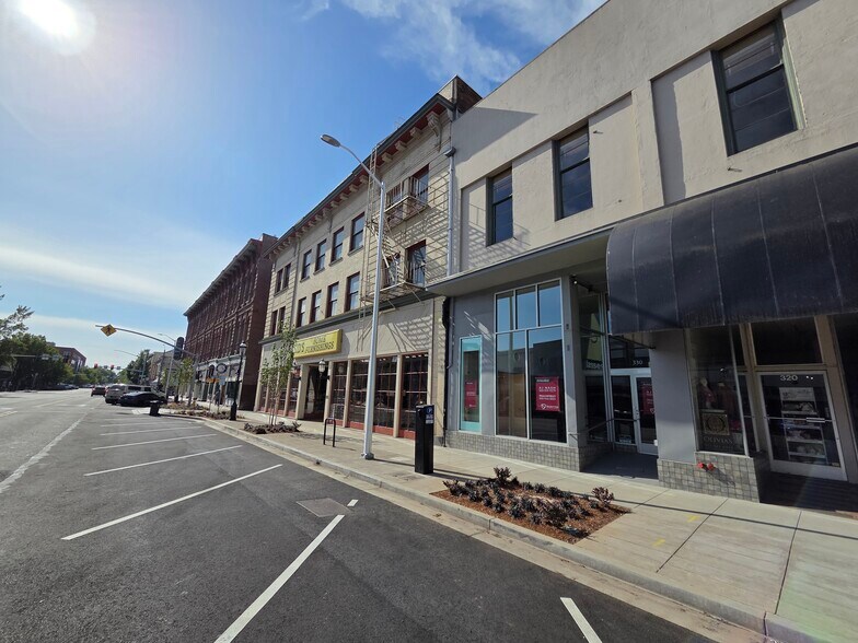 More Photos Of 174-188 NE Commercial St, Salem Storefront Retail Office For Lease