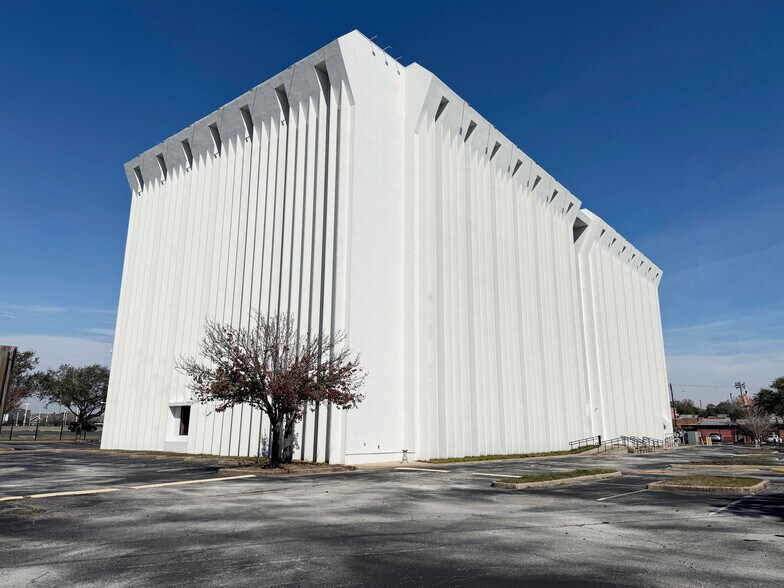 More Photos Of 7011 Southwest Fwy, Houston Office For Sale