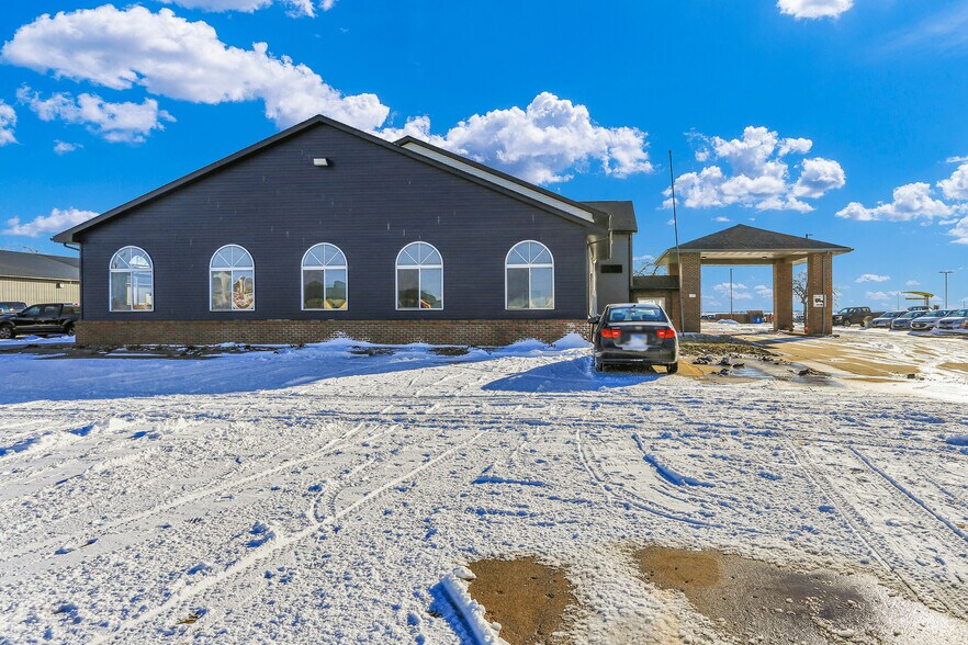 More Photos Of 630 W Main St, El Paso Hotel For Sale