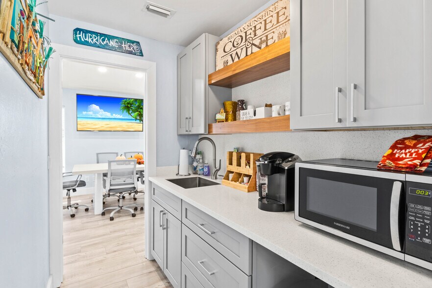 More Photos Of 4574 Pine Island Rd NW, Matlacha Office For Sale