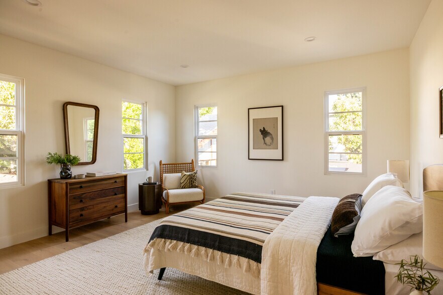 More Photos Of 1018 Manzanita St, Los Angeles Apartments For Sale