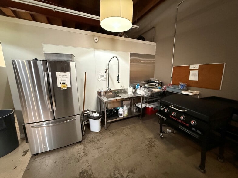 More Photos Of 11471 Vanowen St, North Hollywood Warehouse For Lease