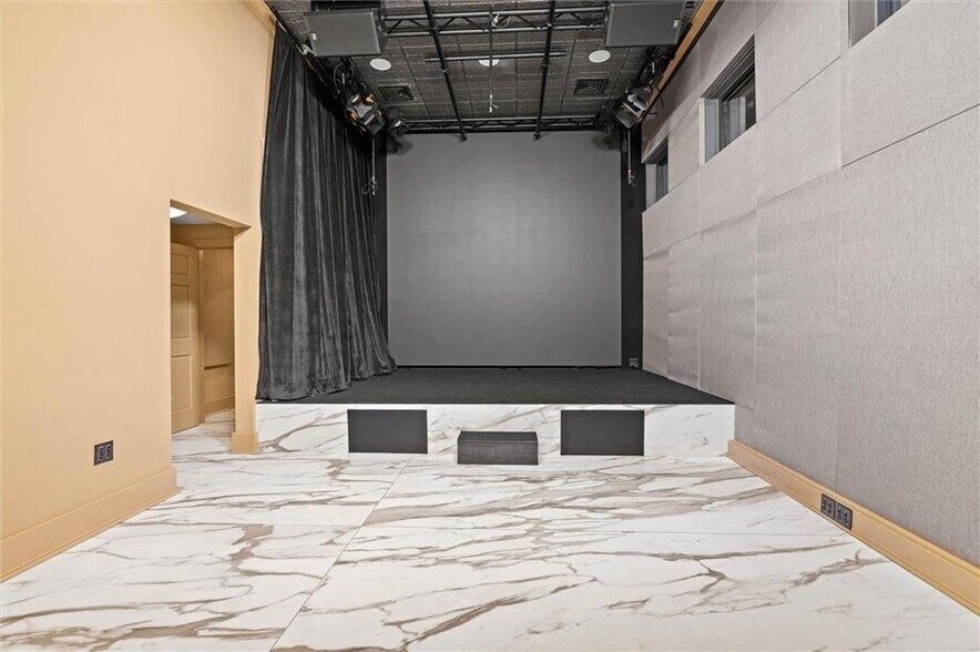 More Photos Of 7 N Royal St, Mobile Office For Sale