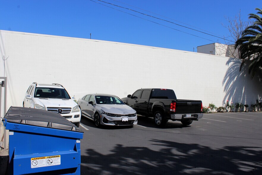 More Photos Of 6944 Reseda Blvd, Reseda Freestanding For Lease