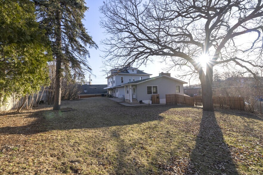 More Photos Of 520 2nd St, Excelsior Funeral Home For Sale