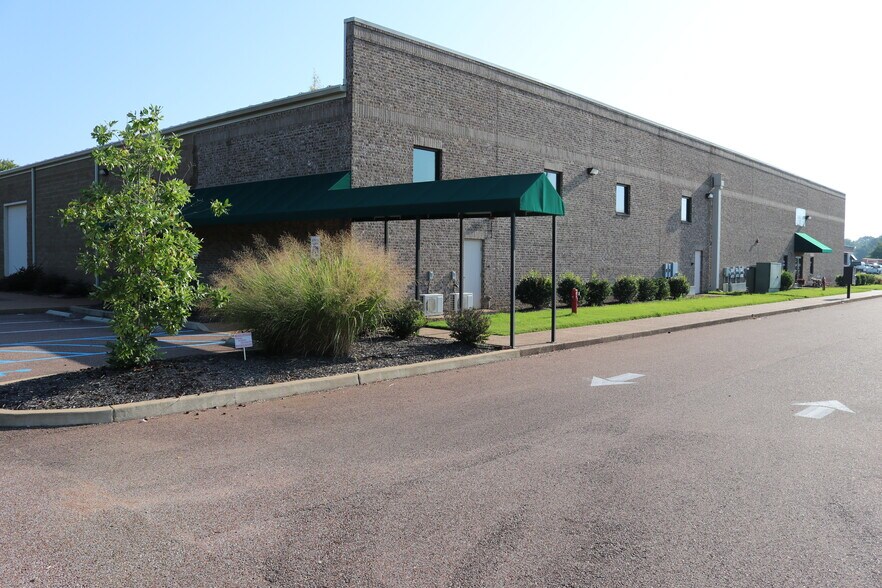 More Photos Of 8804 Caroma St, Olive Branch Flex For Lease