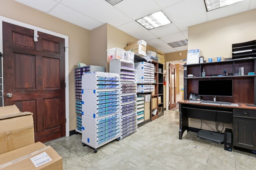 More Photos Of 1568 Woodbourne Rd, Levittown Office For Lease