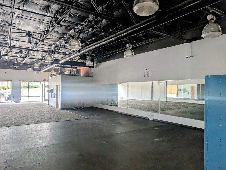 More Photos Of 6220-6230 US 287 HWY, Arlington Unknown For Lease