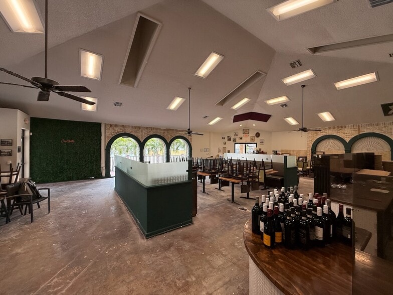 More Photos Of 7800 Blind Pass Rd, Saint Pete Beach Freestanding For Lease