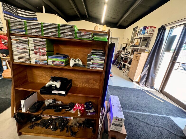 More Photos Of 300 W Broadway St, Morrilton Storefront For Sale