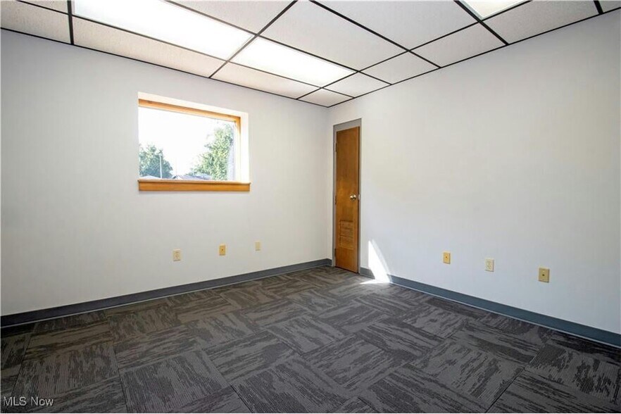 More Photos Of 390 E Wood St, Shreve Flex For Sale