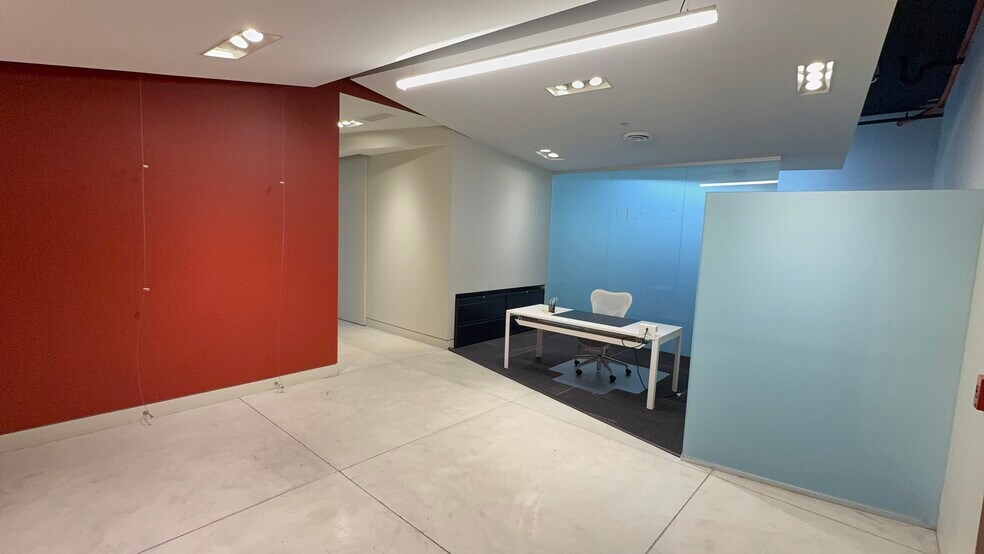 More Photos Of 105 Schelter Rd, Lincolnshire Office For Lease