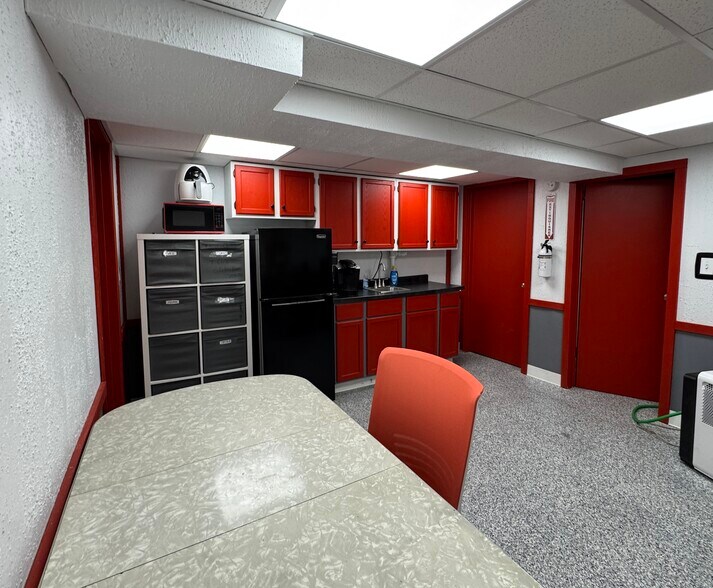 More Photos Of 121 S State St, Belvidere Flex For Sale