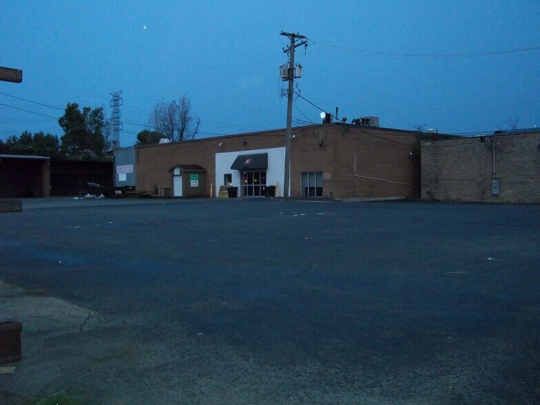 Primary Photo Of 430 N Damen Ave, Chicago Distribution For Sale