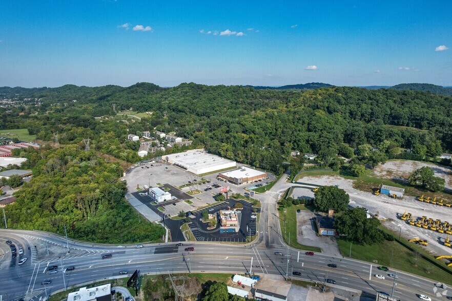 More Photos Of 680 Signal Mountain Rd, Chattanooga Storefront For Lease