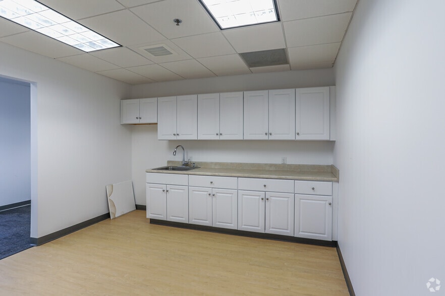 More Photos Of 395 Totten Pond Rd, Waltham Office For Lease