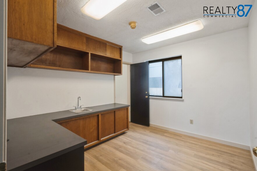 More Photos Of 1620 W Post Rd SW, Cedar Rapids Warehouse For Sale