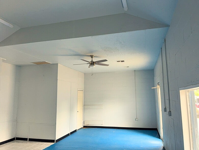 More Photos Of 3851 Harrington st, Oak Park Light Distribution For Sale