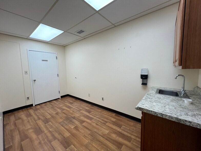 More Photos Of 76 E Main St, Huntington Medical For Lease