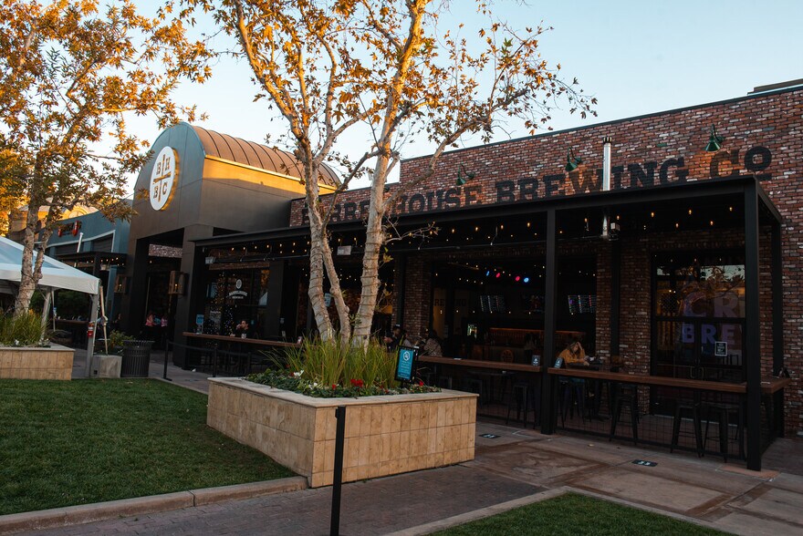 More Photos Of 7418 N Blackstone Ave, Fresno Unknown For Lease