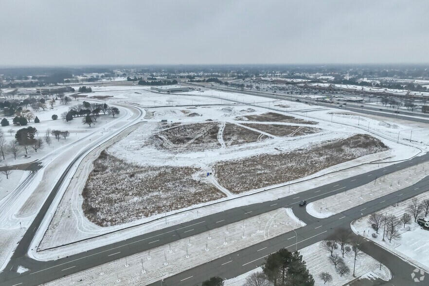 More Photos Of 16800 Executive Plaza Dr, Dearborn Storefront For Lease