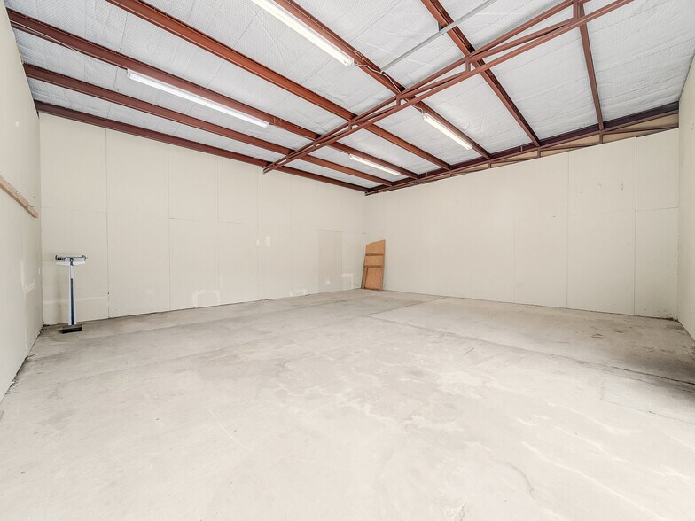 More Photos Of 2424 Lacy Ln, Carrollton Showroom For Sale