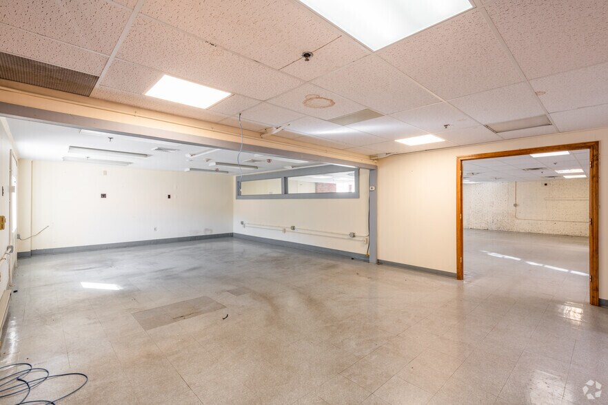 More Photos Of 1 Riverside Way, Wilton Warehouse For Lease