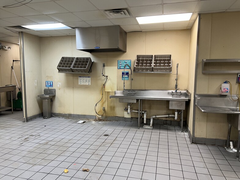 More Photos Of 798 W Us Highway 60, Monett Restaurant For Lease