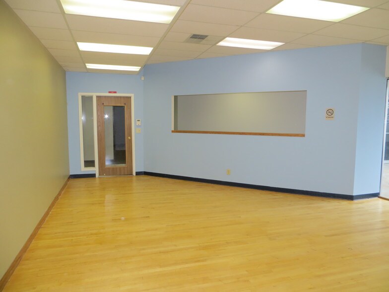 More Photos Of 4214 Fleur Dr, Des Moines General Retail For Lease