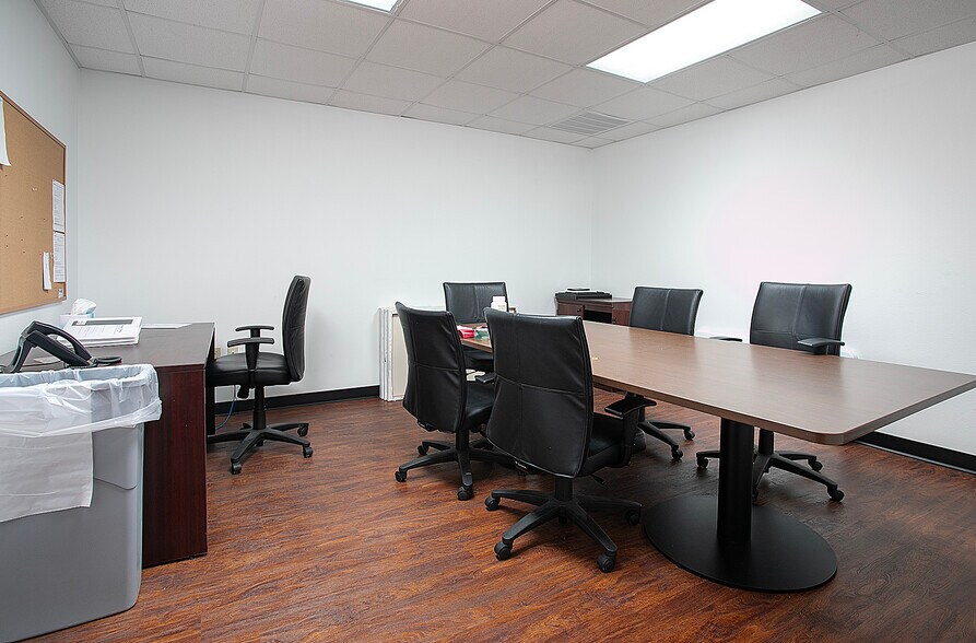 More Photos Of 4285 Hwy 31 W, Tyler Showroom For Lease