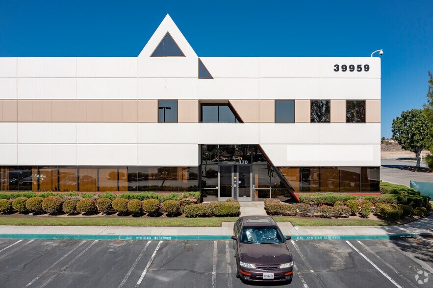 More Photos Of 39959 Sierra Hwy, Palmdale Office For Lease