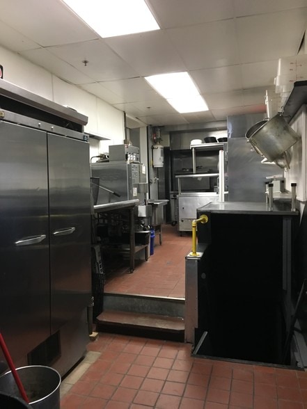 More Photos Of 304-308 N Burdick St, Kalamazoo Bar For Sale