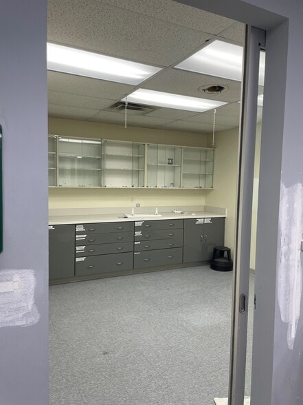 More Photos Of 40696 Garfield Rd, Clinton Township Veterinarian Kennel For Lease