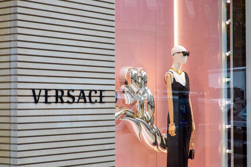 More Photos Of 770 Madison Ave, New York Storefront For Sale