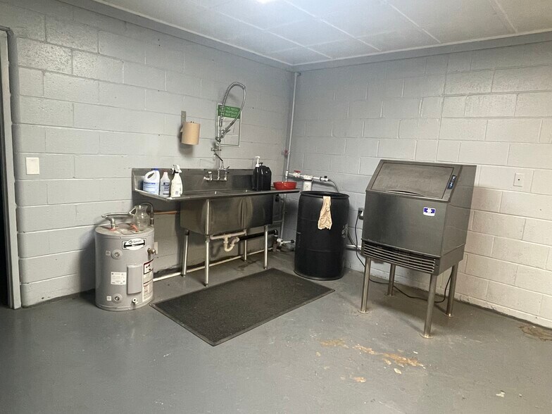 More Photos Of 3209 S Church St, Rocky Mount Warehouse For Lease