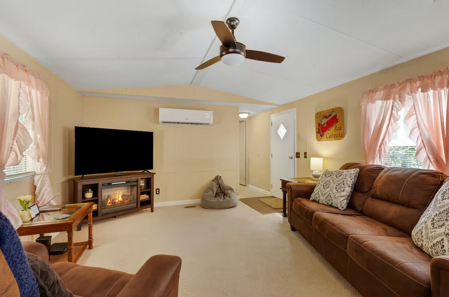 More Photos Of 84-86 Benson Rd, Travelers Rest Specialty For Sale