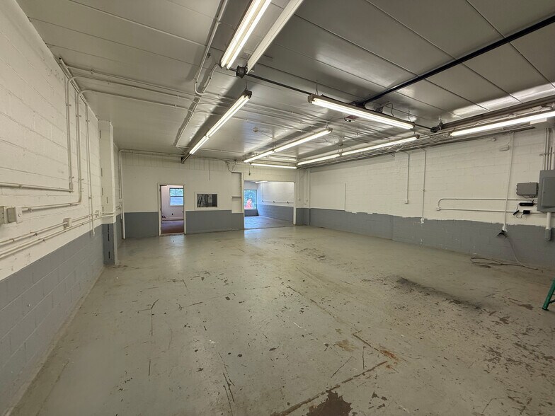 More Photos Of 1841 Babcock Blvd, Pittsburgh Warehouse For Lease