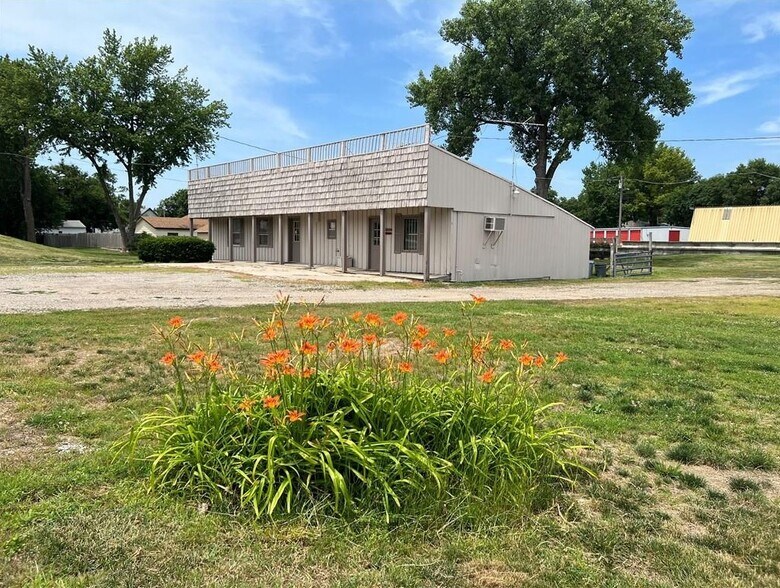More Photos Of 1000-1004 1st Ave E, Newton Warehouse For Sale