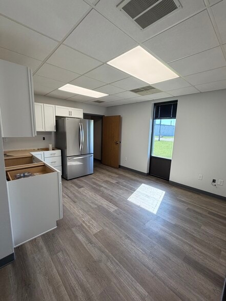 More Photos Of 3300 Commodity Ln, Green Bay Manufacturing For Lease