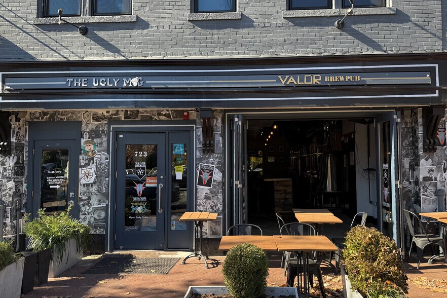 More Photos Of 723 8th St SE, Washington Storefront For Sale
