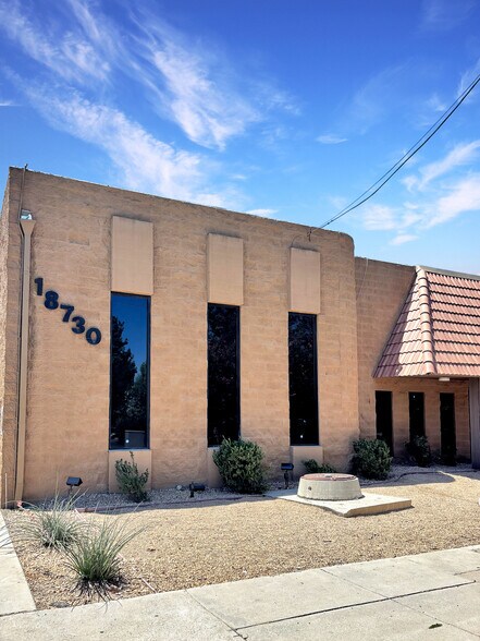 More Photos Of 18730 Oxnard St, Tarzana Warehouse For Lease