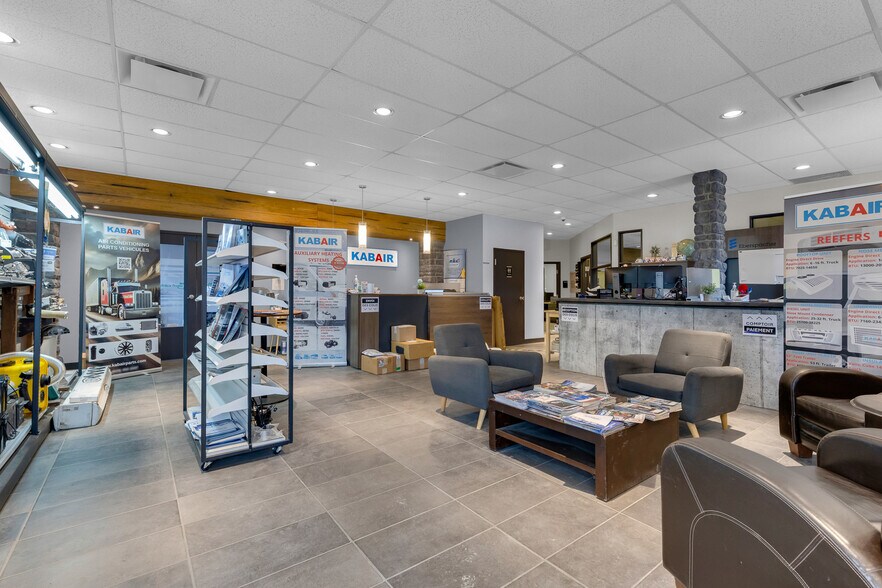 More Photos Of 150 Boul Saint-Martin O, Laval Light Distribution For Lease