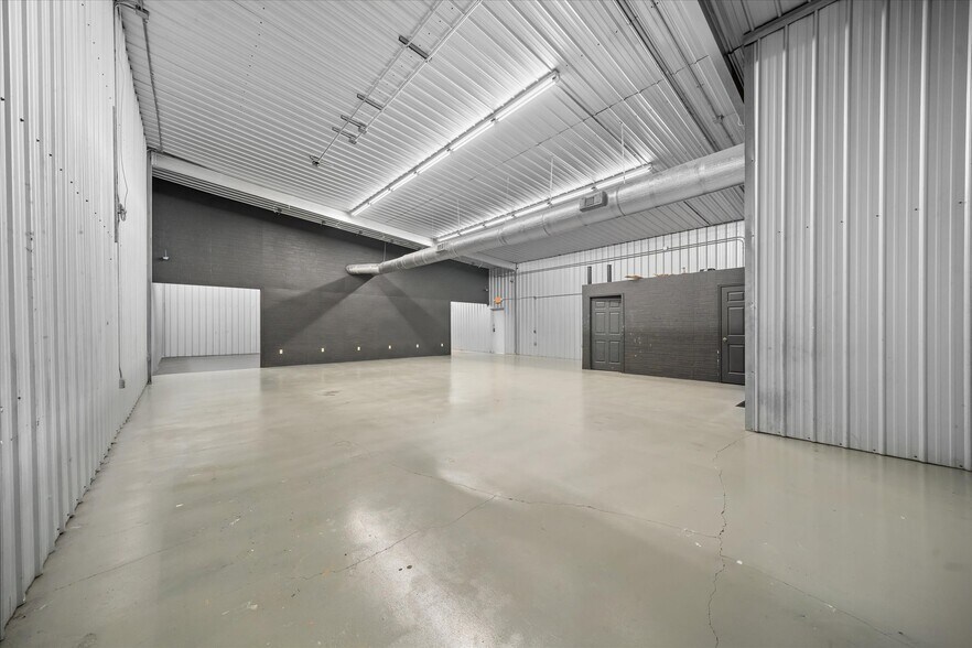 More Photos Of 1502 W 7th St, Laurel Showroom For Sale