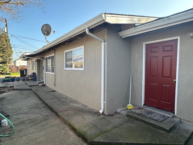 More Photos Of 150 N Acacia Ave, Ripon Multifamily For Sale