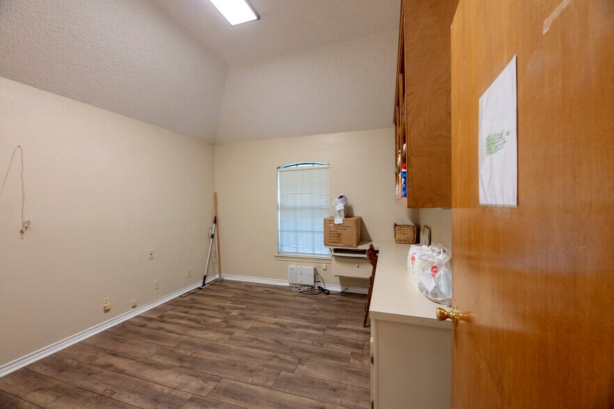 More Photos Of 1005 N Elm St, Denton Office For Lease
